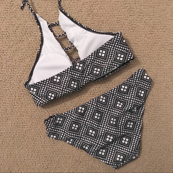 Geometric Printed High Neck Bikini - Picture 3 of 5